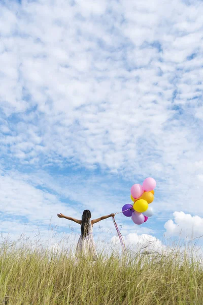 Vrolijk Schattig Meisje Houden Ballonnen Lopen Groene Weide Witte Wolk — Stockfoto