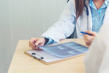 İki Asyalı kadın doktor, doktorun muayenehanesinde röntgen filmi danışmanlığı yapan hastalarla görüşmeyi tartışıyor. Asya tıp laboratuarındaki genç kadınlar birlikte sağlık hizmetleri hakkında konuşuyorlar.