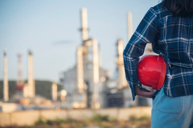 İnşaat işçisi kadın inşaat sektöründe güvenlik önlüğü takıyor. Sıkı kasklı inşaat mühendisi kadın mühendis. Kadın inşaat mühendisi konsepti