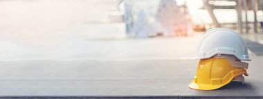 Banner İnşaat inşaat sahasındaki mühendislerin baş koruma standartları için güvenlik aletleri. Panorama 'da bir sürü sabit kaskın fotokopi alanı var. Mühendis İnşaat