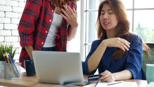 Amizade Colega Asiática Trabalho Com Rosto Sorridente Felicidade Duas Mulheres — Vídeo de Stock