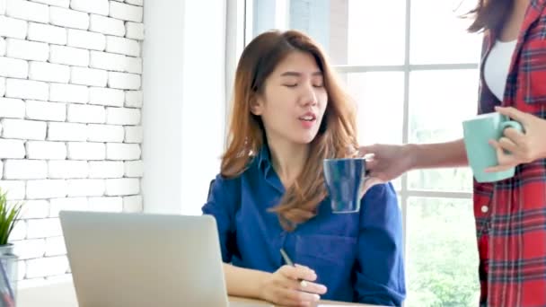 Aziatische Collega Vriendschap Het Werk Met Een Glimlachend Gezicht Geluk — Stockvideo