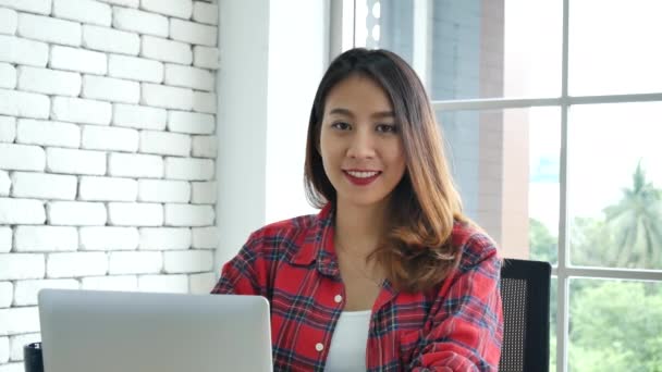 幸福アジア女性は自宅のオフィスでラップトップのオンライン会議を使用して自宅から働いています ハッピーリラックス時間アジアのビジネス女性入力キーボード使用ノートパソコン笑顔 自宅オフィスで笑って — ストック動画
