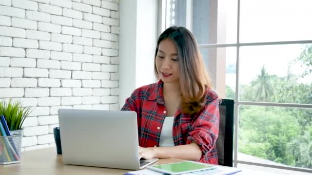 Happiness Asian Woman Pracuje Domu Pomocą Laptopa Online Spotkanie Biurze — Wideo stockowe