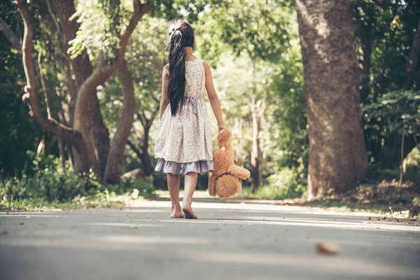 Üzgün Kız Yeşil Bahçe Parkında Yalnız Başına Oyuncak Ayıya Sarılıyor — Stok fotoğraf
