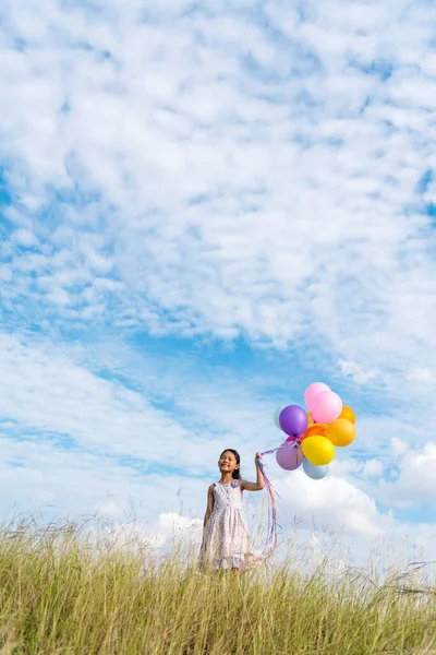 Vrolijk Schattig Meisje Houden Ballonnen Lopen Groene Weide Witte Wolk — Stockfoto