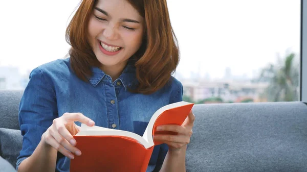 Giovane Donna Asiatica Lettura Libro Sul Divano Accogliente Divano Caldo — Foto Stock