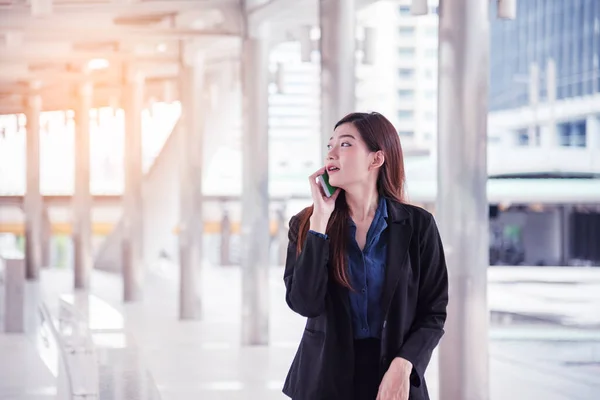 Kadını Internet Üzerinden Akıllı Telefon Alışverişi Yapıyor Arıyor Internet Teknolojisi — Stok fotoğraf