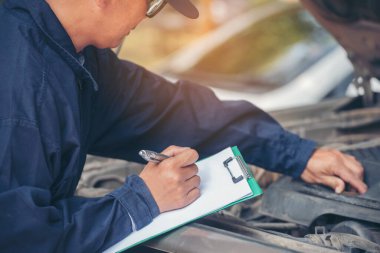 Otomotiv merkezindeki tamirci oto tamirhanesinde. Teknisyen atölyesi motor tamir araçları makine mühendisliği işi. Otomobil tamircisi eller araba tamir teknisyeni