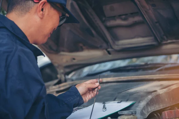Auto Mechanic Man Hand Controleren Van Dipstick Motorolie Auto Mechanische — Stockfoto