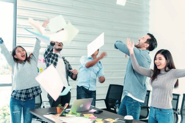 Bir grup iş adamı evrak işlerini bitirdiler ve mutlulukla dans ettiler. Çeşitli insanlar dans ediyor, eğleniyor, eğleniyor, terfi alıyor ve iyi haberler veriyor. Dostum kameraya bak, mutlu dans ediyor.