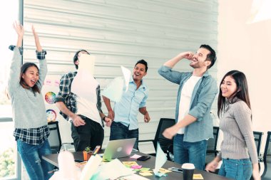 Bir grup iş adamı evrak işlerini bitirdiler ve mutlulukla dans ettiler. Çeşitli insanlar dans ediyor, eğleniyor, eğleniyor, terfi alıyor ve iyi haberler veriyor. Dostum kameraya bak, mutlu dans ediyor.