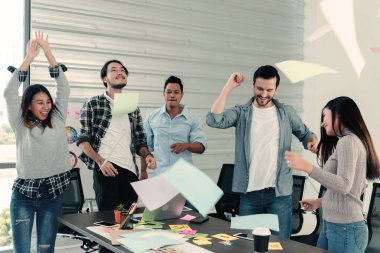 Bir grup iş adamı evrak işlerini bitirdiler ve mutlulukla dans ettiler. Çeşitli insanlar dans ediyor, eğleniyor, eğleniyor, terfi alıyor ve iyi haberler veriyor. Dostum kameraya bak, mutlu dans ediyor.