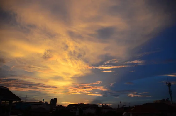 劇的な日没の空の範囲美しい風景夕暮れ黄金の時間活気のある空 美しい風景は パノラマの風景夜明け劇的な空のタイムラプスを生き残る 日の出の風景黄金の空の日差し — ストック写真