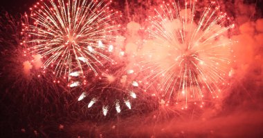 Red Firework, yeni yıl dönümünü kutluyor. 4 Temmuz bayram festivali 2022. Gece vakti kırmızı havai fişekler ulusal bayramı kutluyor. Yeni yıla geri sayım 2022 festival parti zamanı etkinliği