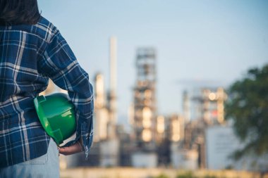 İnşaat işçisi kadın inşaat sektöründe güvenlik önlüğü takıyor. Sıkı kasklı inşaat mühendisi kadın mühendis. Kadın inşaat mühendisi konsepti