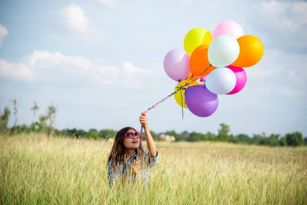 Vrouw Met Ballonnen Groene Weide Witte Wolk Blauwe Lucht Met — Stockfoto