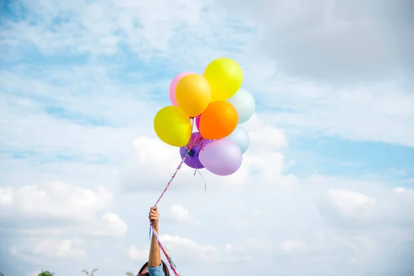 Mulher Segurando Balões Correndo Prado Verde Nuvem Branca Céu Azul — Fotografia de Stock
