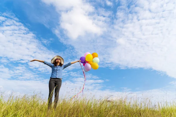 Vrouw Met Ballonnen Groene Weide Witte Wolk Blauwe Lucht Met — Stockfoto