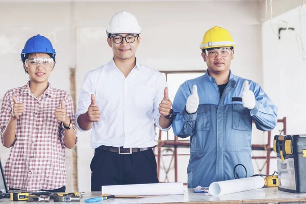 Trabalho Equipe Engenheiro Construção Segurança Terno Confiança Equipe Segurando Branco — Fotografia de Stock