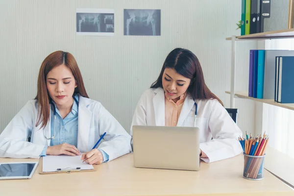 Dvě Asijské Ženy Doktoři Diskutovat Setkání Lékaře Ordinace Lékařské Kliniky — Stock fotografie
