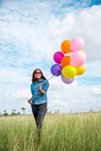 Vrouw Met Ballonnen Groene Weide Witte Wolk Blauwe Lucht Met — Stockfoto