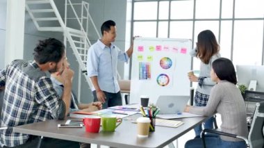 Birlikte Çalışan İş Adamları Konferans Odasında Çok Etnik Takım İşbirliği Ekibi İletişim Konsepti. Çeşitlilik Ortaklığı Toplantısı İş Adamları Ekibi Beyin Fırtınası