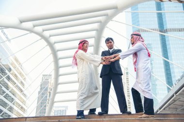 Çok ırklı Mutlu Ortaklar el ele tutuşuyor. Çok ırklı tebessüm grubundan insanlar el ele verip el ele tutuşuyorlar. Güçlendirme ortaklık ekiplerine katılan çeşitli insanlar gönüllü bağlantı kuruyor