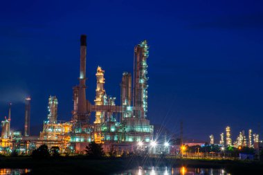 Petrol rafinerisi, ham depo, benzin ve kimya fabrikası olan petrol rafinerisi. Petrol varili ağır sanayi petrol rafinerisi imalat fabrikası. Rafineri endüstrisi konsepti