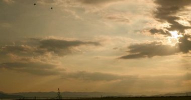 Dramatik gün batımı zamanı güzel manzara alacakaranlık altın saat parlak gökyüzü. Güzel manzara manzara manzarası şafak vakti dramatik gökyüzü zamanı. Gündoğumu manzarası Altın gökyüzü güneş ışığı