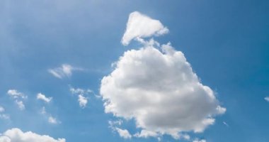 Zaman akıp gidiyor. Mavi gökyüzü, yaz mevsiminde kabarık beyaz bulutlar. Güzel bulutlarla aydınlık bir gökyüzü. Zaman çizelgesi mavi gökyüzü gökyüzünü gün ışığında fotokopi uzayı ile bulutlandırır. Bulutlu güneşli bir gün.