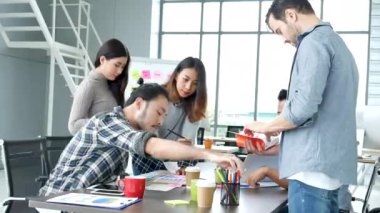 Çok ırklı iş adamlarından oluşan bir grup konferans salonunda iş dünyası grafiği ve grafiği üzerinde fikir alışverişinde bulunuyor. Çok Kültürlü Takım Çalışması, iş ortakları ve güven ortakları bir araya gelecek.