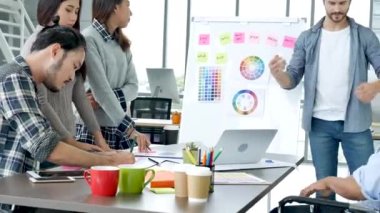 Çok ırklı iş adamlarından oluşan bir grup konferans salonunda iş dünyası grafiği ve grafiği üzerinde fikir alışverişinde bulunuyor. Çok Kültürlü Takım Çalışması, iş ortakları ve güven ortakları bir araya gelecek.