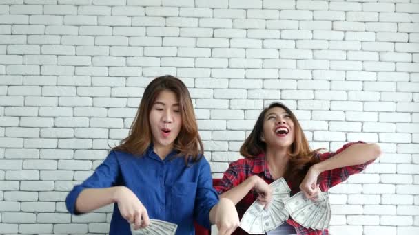 Feliz Joven Asiática Mujer Sosteniendo Dinero Del Dólar Tirar Aire — Vídeos de Stock