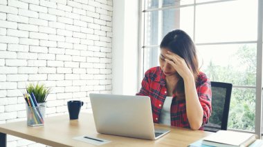 Ekonomik durgunluk stresi çeken kadın ev bilgisayarında baş ağrısı ve başarısızlıktan dolayı bitkinlik yaşıyor. Stresli Asyalı kadın anksiyetesi aşırı çalışma, yaşam krizi acısı, stresli işsizlik