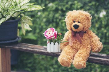 Gülen Ayı Teddy çocuklar için en iyi arkadaş oyuncağı. Şirin Tüylü Kahverengi Ayı yeşil parkta mutlu. Mutlu eğlenceli arkadaş pofuduk oyuncak bebek bahçede oturuyor. Çocuklar için oyuncak. Aile çocukluğu.