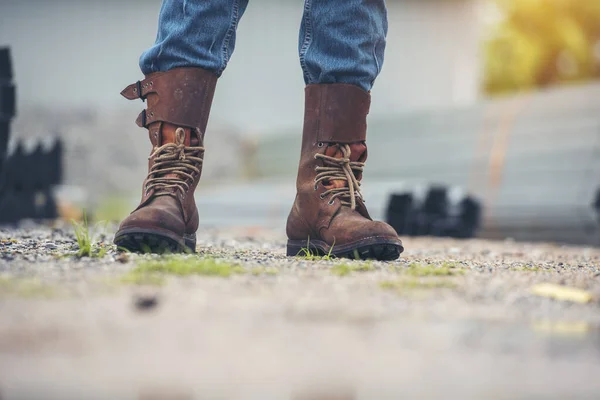 Мужчины Носят Обувь Безопасности Рабочих Стройплощадке Инженер Носить Джинсы Коричневые — стоковое фото