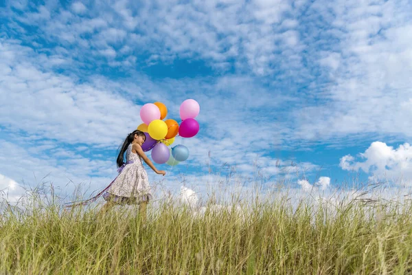 Veselý Roztomilý Dívka Drží Balónky Běží Zelené Louce Bílý Mrak — Stock fotografie