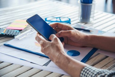 İnternetten dijital tablet alışverişi yapan Asyalı bir kadın arıyor, mesaj yolluyor, internet teknolojisi yaşam tarzında gülümsüyor. Asyalı kadın akıllı tablete dokunuyor mobil uygulama ev ofisini kullanarak ellere odaklanıyor.