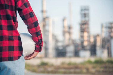 İnşaat işçisi kadın inşaat sektöründe güvenlik önlüğü takıyor. Sıkı kasklı inşaat mühendisi kadın mühendis. Kadın inşaat mühendisi konsepti