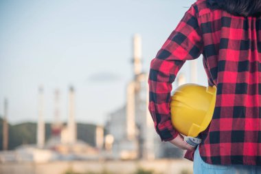 İnşaat işçisi kadın inşaat sektöründe güvenlik önlüğü takıyor. Sıkı kasklı inşaat mühendisi kadın mühendis. Kadın inşaat mühendisi konsepti