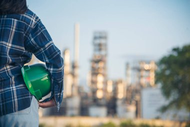 İnşaat işçisi kadın inşaat sektöründe güvenlik önlüğü takıyor. Sıkı kasklı inşaat mühendisi kadın mühendis. Kadın inşaat mühendisi konsepti