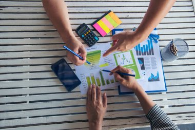 İşletme masasında çalışan bir kadın evdeki dizüstü bilgisayarla çalışıyor. İş kadını finansal iş haritası, grafik, bilgi analizi satış istatistiklerini inceliyor. Kadın ellerini girişimci bürosunun masasına koydu