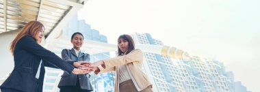 Banner Partners, şirket ofisinde toplanan iş adamlarından oluşan bir ekip oluşturdu. Panorama Çeşitlilik Elleri güçlendirici ortaklık ekiplerine katıldı Birleşme sosyal toplulukları birbirine bağladı