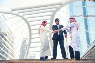 Çok ırklı Mutlu Ortaklar el ele tutuşuyor. Çok ırklı tebessüm grubundan insanlar el ele verip el ele tutuşuyorlar. Güçlendirme ortaklık ekiplerine katılan çeşitli insanlar gönüllü bağlantı kuruyor