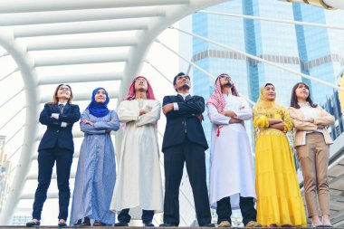 Banner Happy Diversity Takımları modern şehirde el ele tutuşan çok ırklı Ortaklar. Çok ırklı, kendine güveni olan mutlu insanlardan oluşan Panorama Ekibi açık havada güven takımlarına katılıyor.