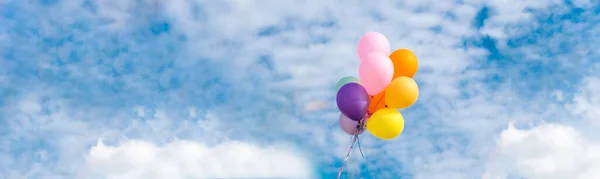 Banner Fröhliche Süße Mädchen Mit Luftballons Laufen Grüne Wiese Weißen — Stockfoto