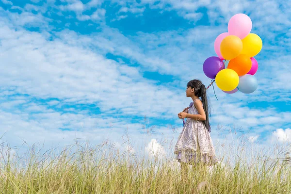 Vrolijk Schattig Meisje Houden Ballonnen Lopen Groene Weide Witte Wolk — Stockfoto