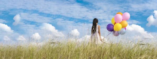 Banner Chica Linda Alegre Sosteniendo Globos Corriendo Verde Prado Nube — Foto de Stock