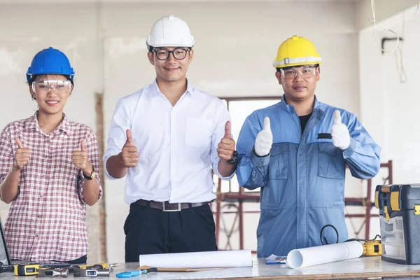 Byggingeniør Teamarbeid Safety Suit Trust Team Som Holder White Yellow – stockfoto